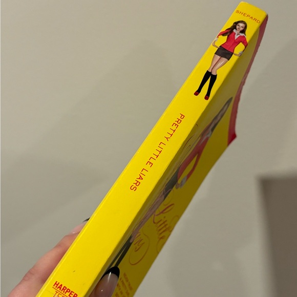 Pretty Little Liars Book - Picture 3 of 5